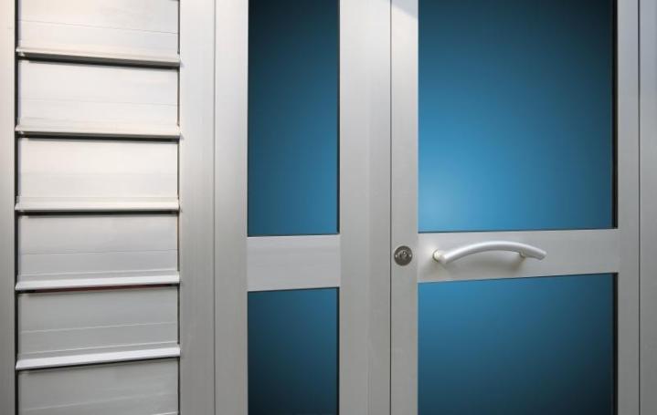 Installation de porte et cadres d'acier et de bois à Longueuil